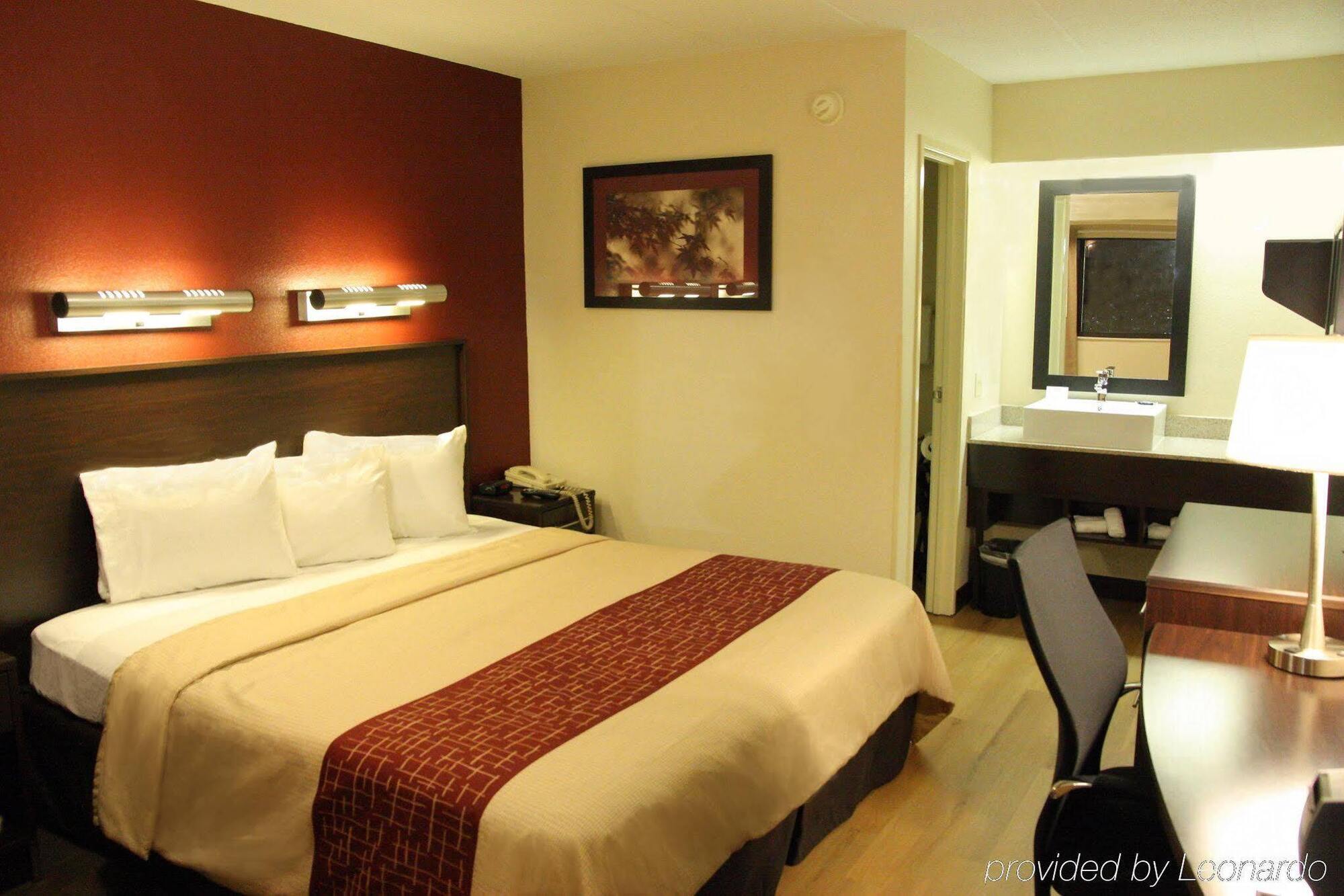 Motel Red Roof - University 2*